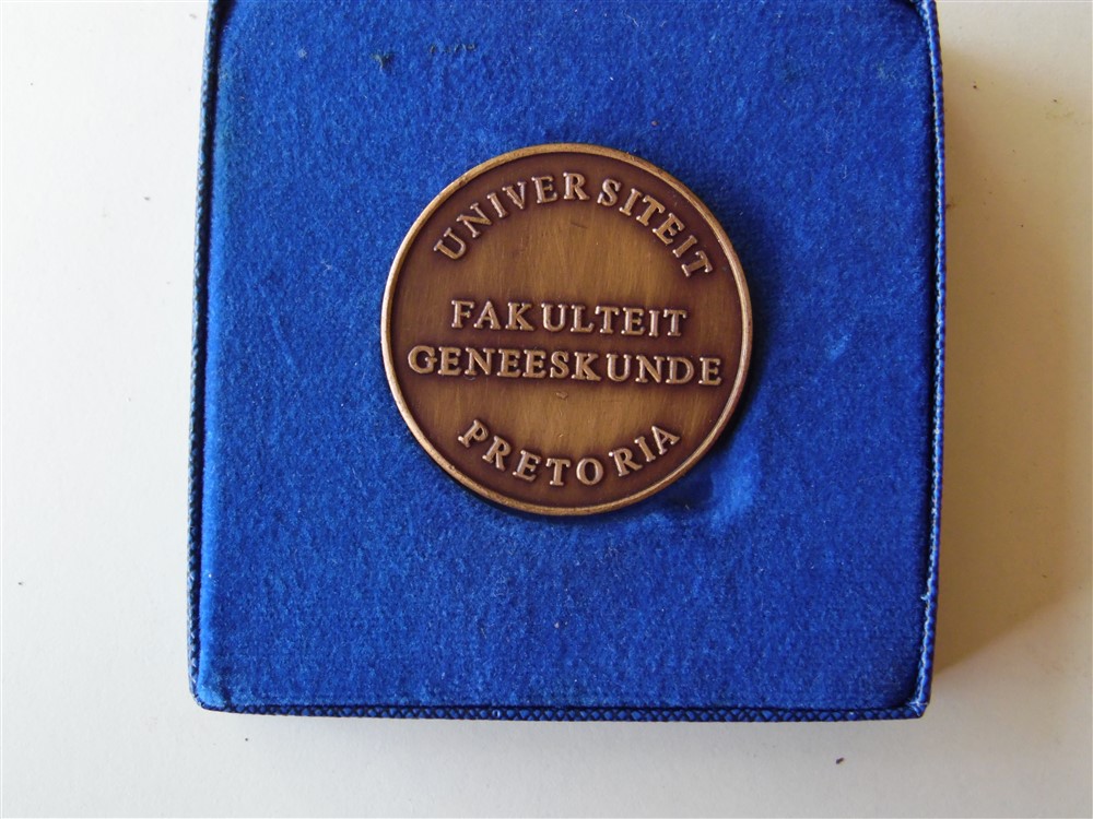 Medallion awarded to Sas Kloppers by the faculty of Medical Sciences, University of Pretoria, 1985